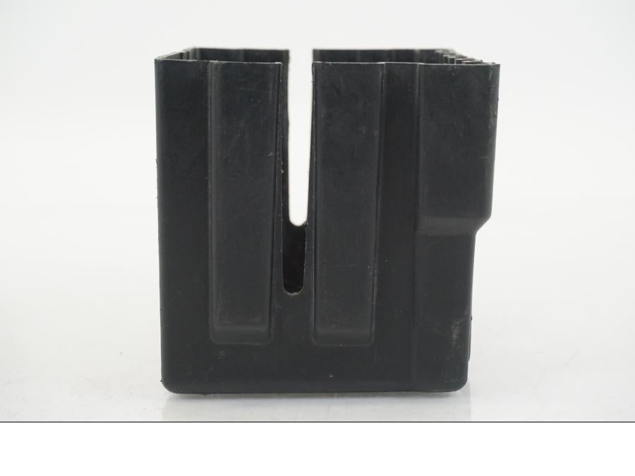 Snett uppifrån på Batterihållare från en Honda CB 750 -2002 motorcykel.