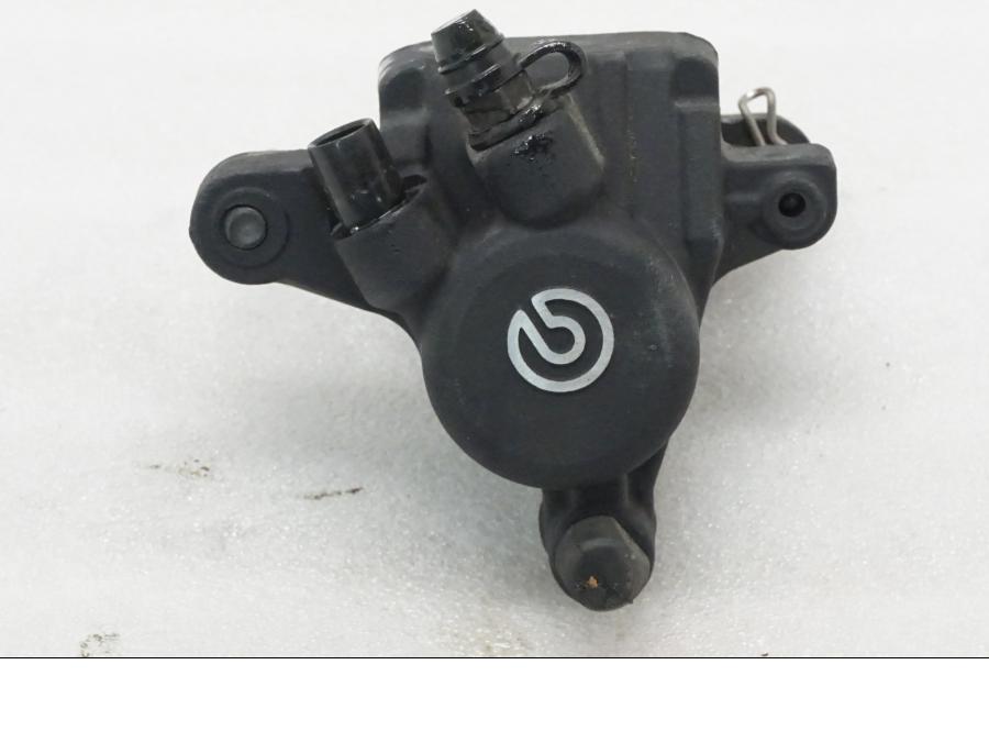 Framsidan på Bromsok från en BMW F 800 R -2011 motorcykel.