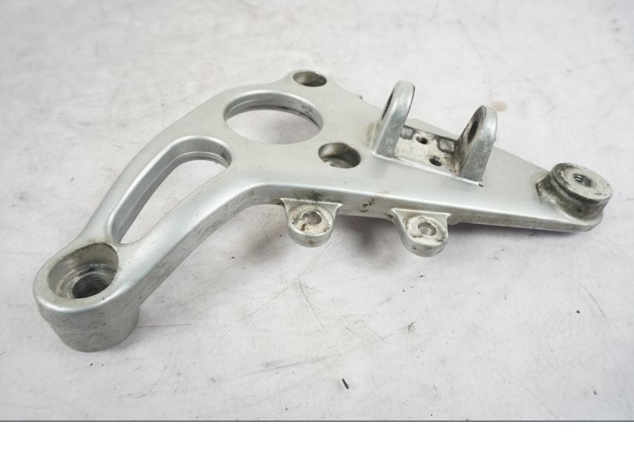 Framsidan på Fotpinnefäste från en BMW R 850 R -2004 motorcykel.