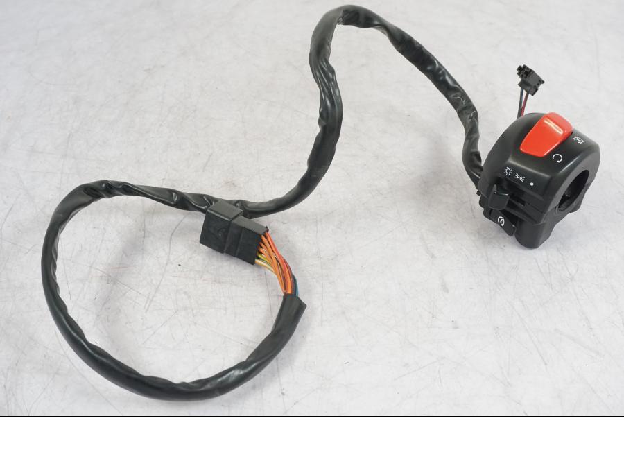 Framsidan på Styrelreglage från en Suzuki GSX 1300 RX -1999 motorcykel.