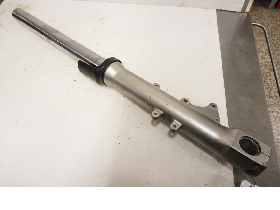 Framsidan på Gaffelben från en Kawasaki ZZR 1200 -2002 motorcykel.