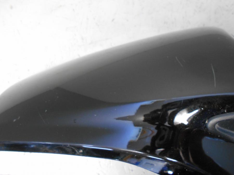 Snett nerifrån på Bensintankskåpa från en BMW R 1200 GSA -2018 motorcykel.