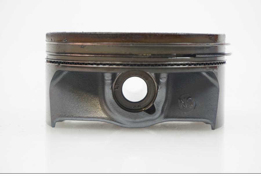 Snett nerifrån på Kolv från en BMW F 850 GS -2019 motorcykel.