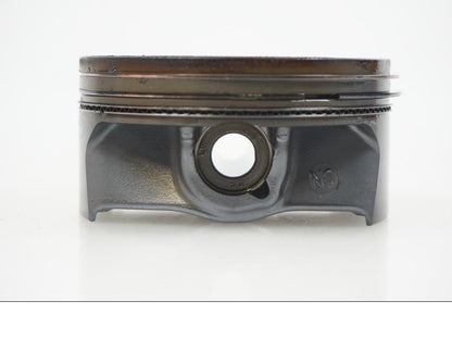 Snett nerifrån på Kolv från en BMW F 850 GS -2019 motorcykel.