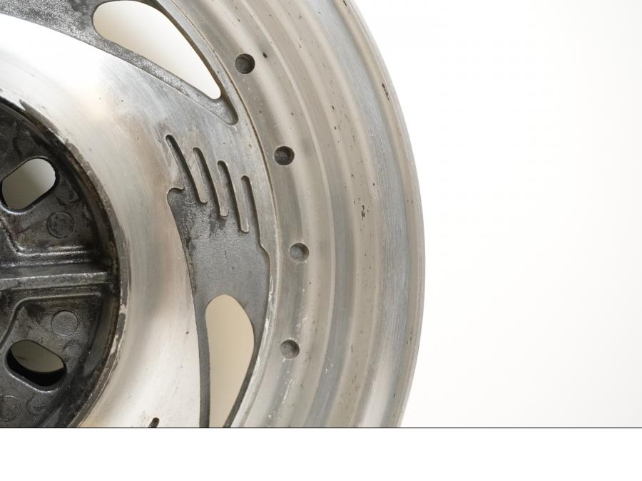 Extrabild4 på Fälg från en Suzuki VZ 800 -1997 motorcykel.