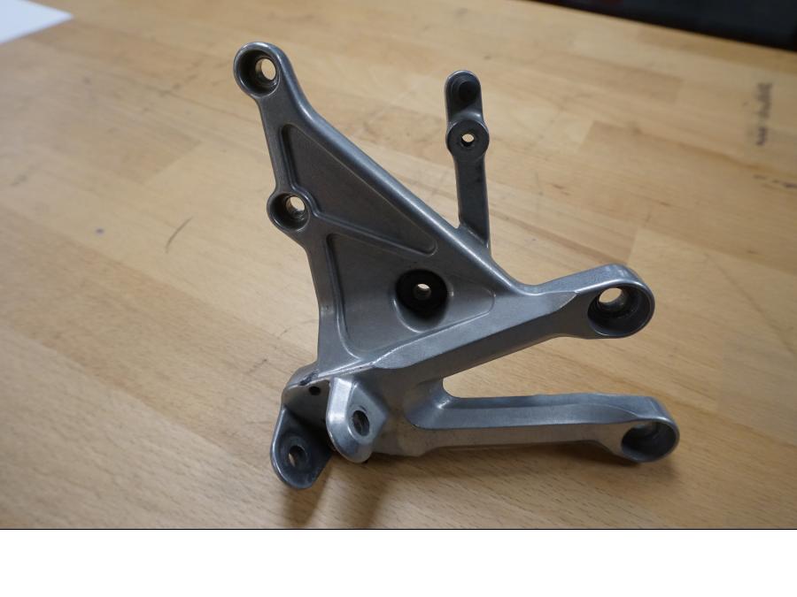 Framsidan på Fotpinnefäste från en Honda CBR 1000 RR -2006 motorcykel.