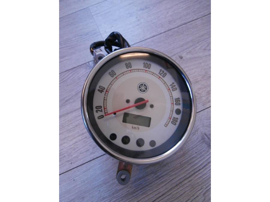 Framsidan på Hastighetsmätare från en Yamaha XVS 1100 -2000 motorcykel.