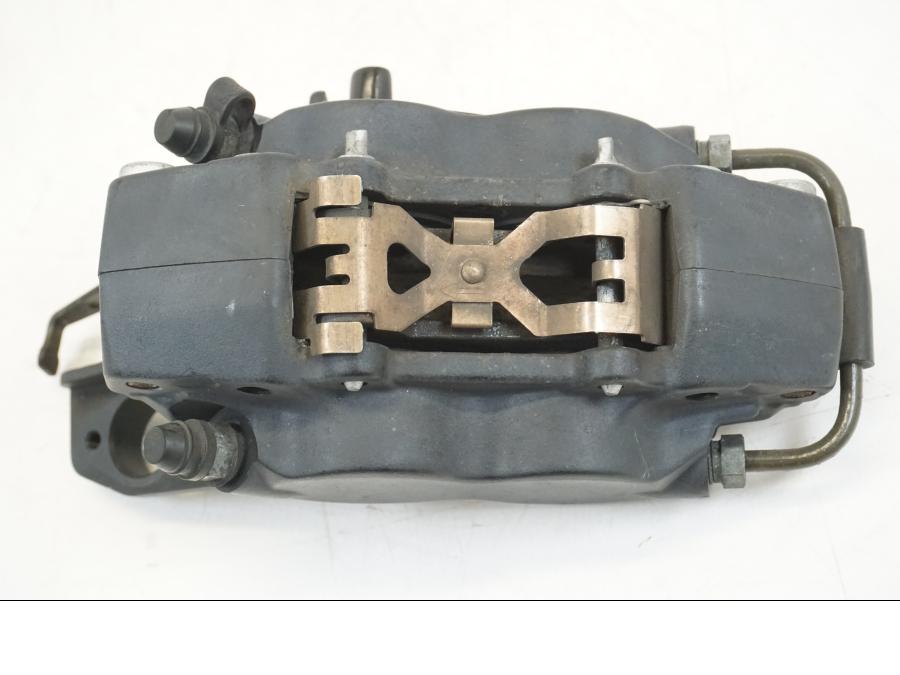 Snett nerifrån på Bromsok från en BMW K 1200 LT -2004 motorcykel.