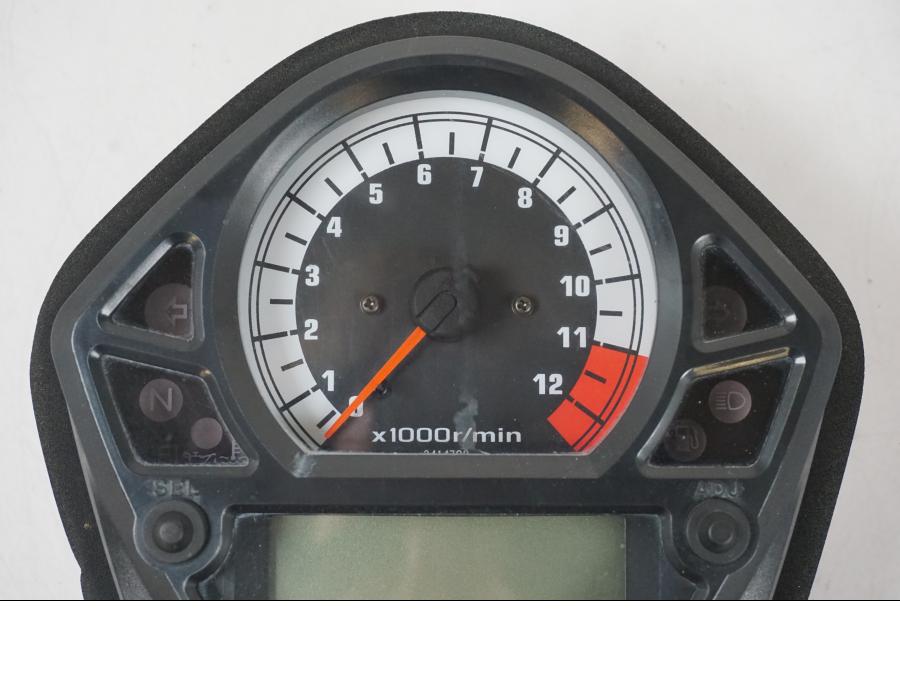 Baksidan på Instrumentpanel från en Suzuki SV 650 S -2005 motorcykel.