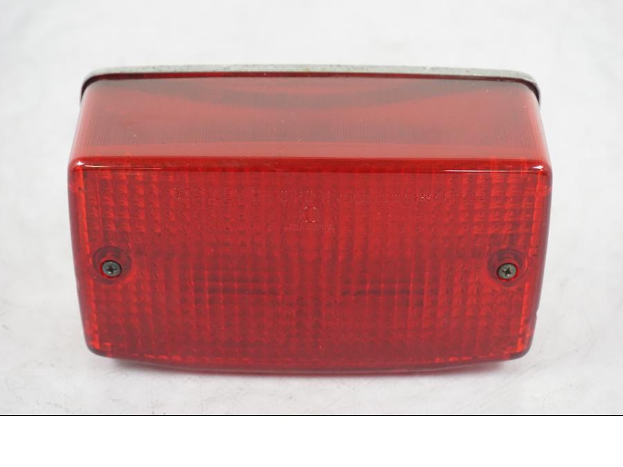 Framsidan på Baklampa från en Honda CB 750 -1996 motorcykel.