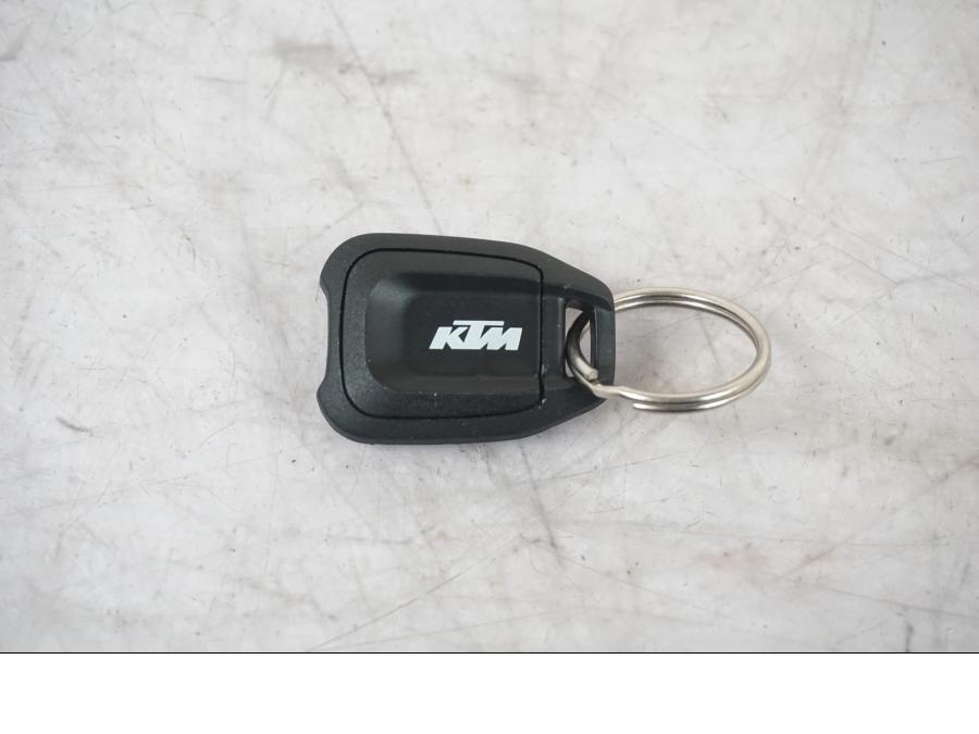 Framsidan på Nyckel från en KTM 1290 Super Adventure S -2022 motorcykel.