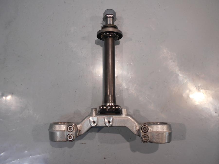 Framsidan på Gaffelkrona från en Yamaha TRX 850 -1996 motorcykel.