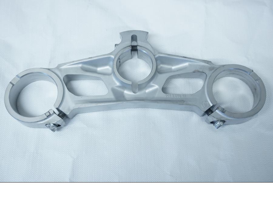 Baksidan på Gaffelkrona från en Ducati 899 Panigale -2015 motorcykel.