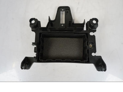 Framsidan på Batterihållare från en KTM 790 Duke -2019 motorcykel.