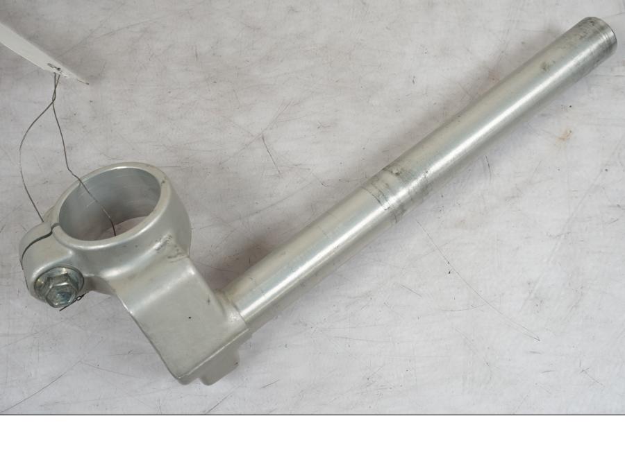 Snett uppifrån på Styre från en Suzuki SV 650 -1999 motorcykel.