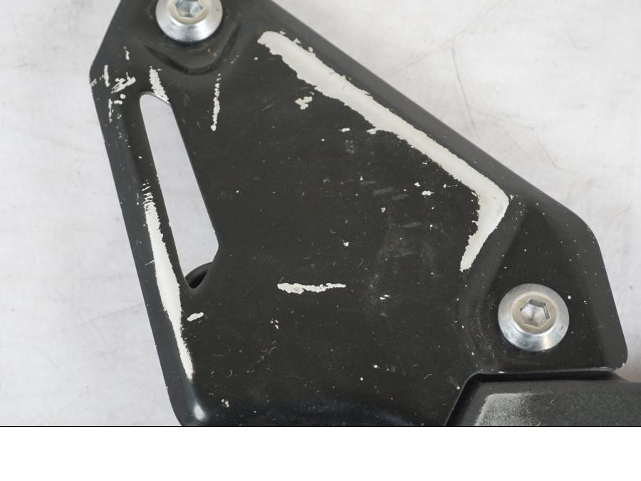 Baksidan på Fotpinnefäste från en Kawasaki Z 900 -2019 motorcykel.