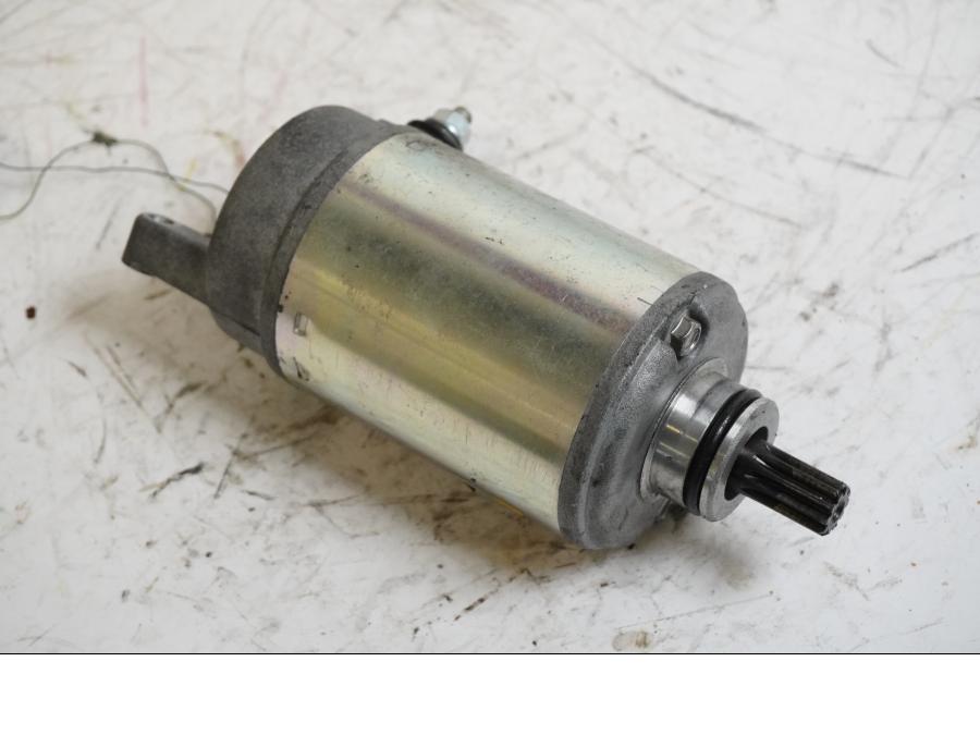 Framsidan på Startmotor från en Kawasaki Z 1000 -2008 motorcykel.