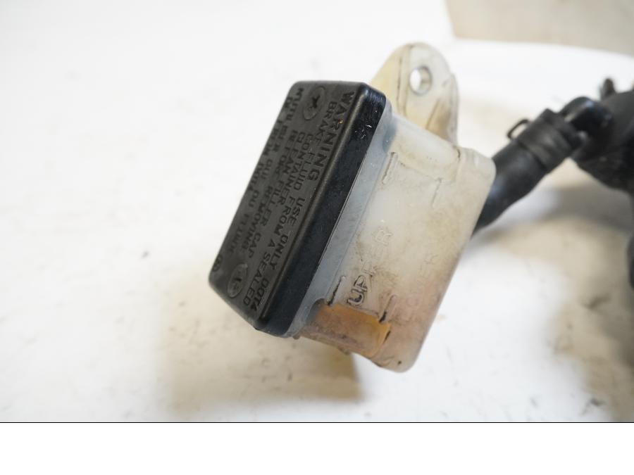 Baksidan på Bromshuvudcylinder från en Triumph Rocket III -2011 motorcykel.