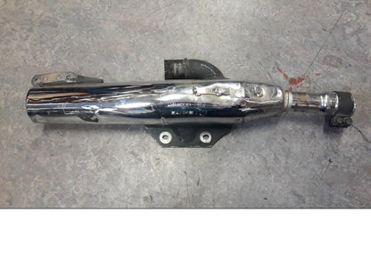 Framsidan på Ljuddämpare från en Honda VT 1100 C -2000 motorcykel.