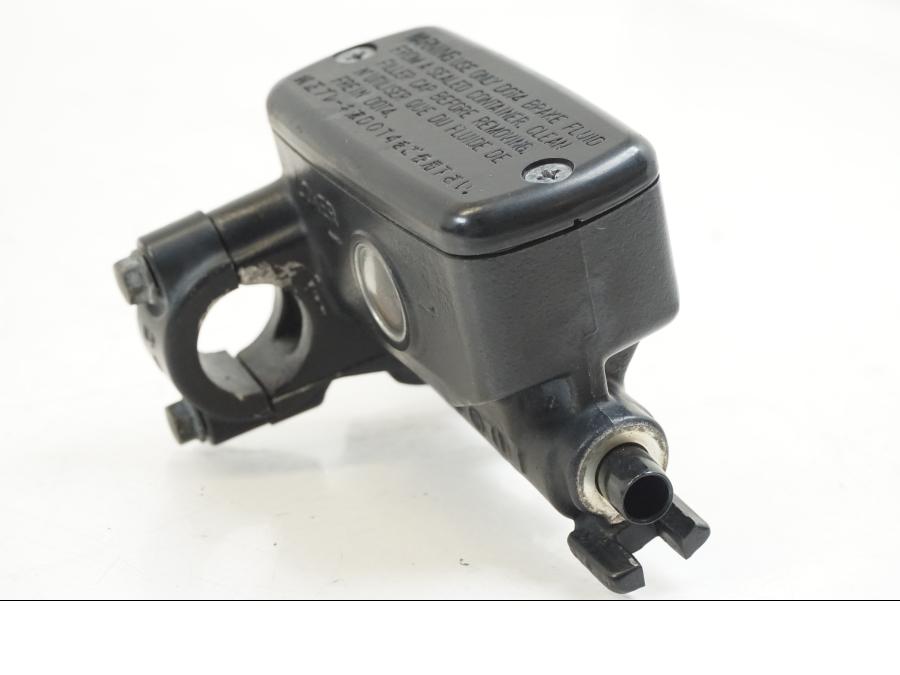 Snett uppifrån på Kopplingshuvudcylinder från en Honda ST 1300 -2002 motorcykel.