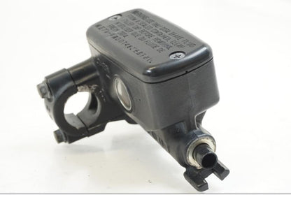 Snett uppifrån på Kopplingshuvudcylinder från en Honda ST 1300 -2002 motorcykel.