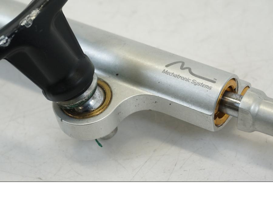 Snett uppifrån på Styrdämpare Öhlins från en Ducati Streetfighter V4 -2020 motorcykel.