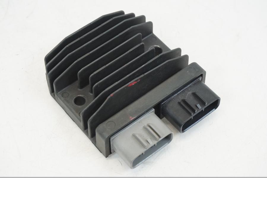 Baksidan på Likriktare från en Ducati Streetfighter V4 -2020 motorcykel.