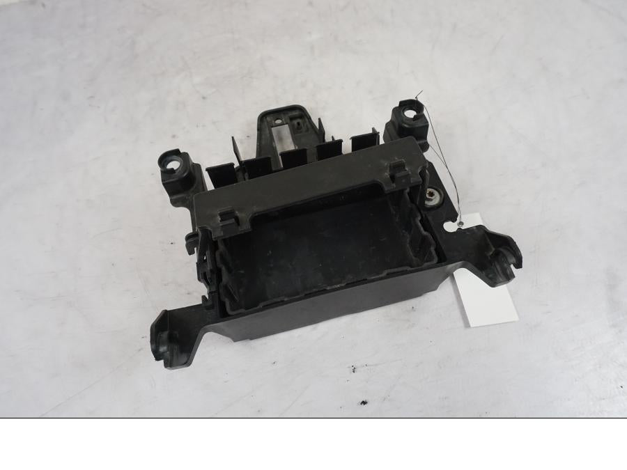 Höger sida på Batterihållare från en KTM 790 Duke -2018 motorcykel.