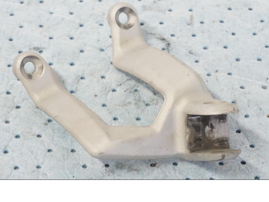 Framsidan på Fotpinnefäste från en KTM 690 Duke -2008 motorcykel.