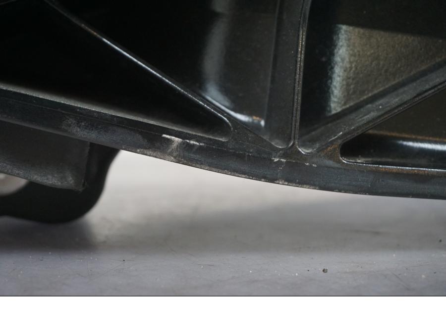 Vänster sida på Sving från en KTM 690 SM R -2009 motorcykel.