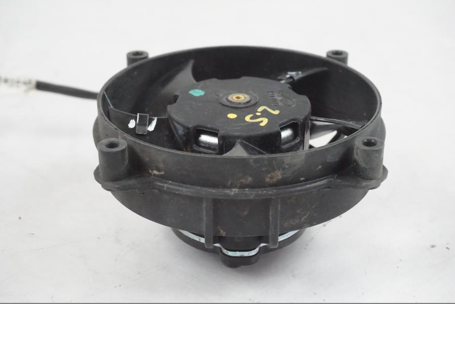 Vänster sida på Vattenkylfläkt från en KTM 390 Adventure -2021 motorcykel.