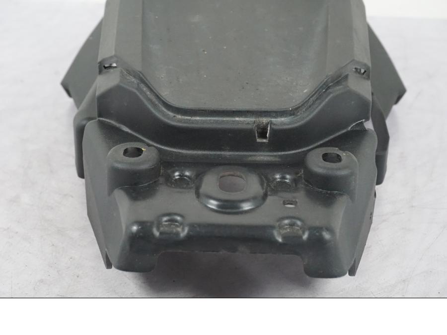 Snett nerifrån på Undertail från en KTM 390 Duke -2018 motorcykel.