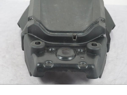 Snett nerifrån på Undertail från en KTM 390 Duke -2018 motorcykel.