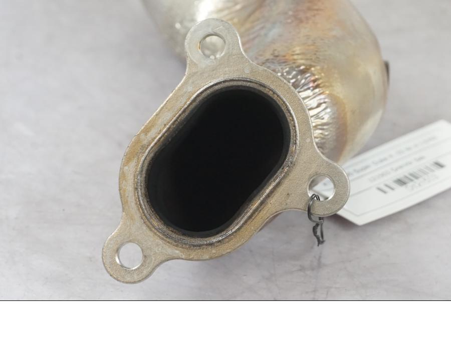 Snett nerifrån på Grenrör från en KTM 1290 Super Duke R -2022 motorcykel.