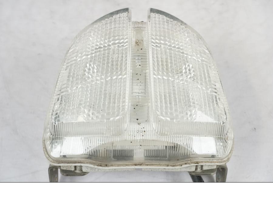 Vänster sida på Baklampa från en Suzuki GSX-R 750 -2006 motorcykel.