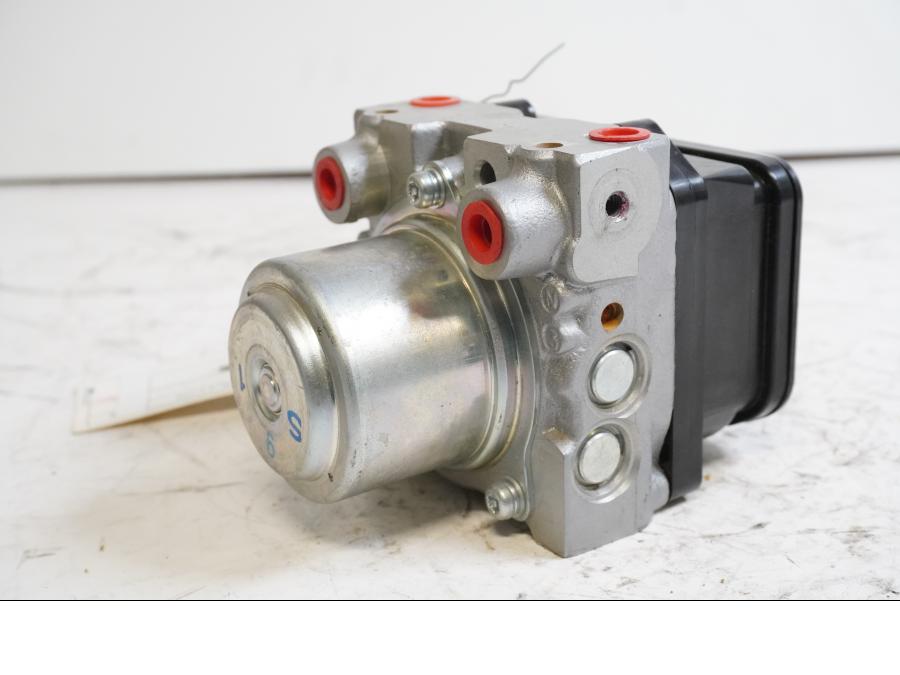 Baksidan på ABS Modulator från en Triumph Sprint GT -2011 motorcykel.