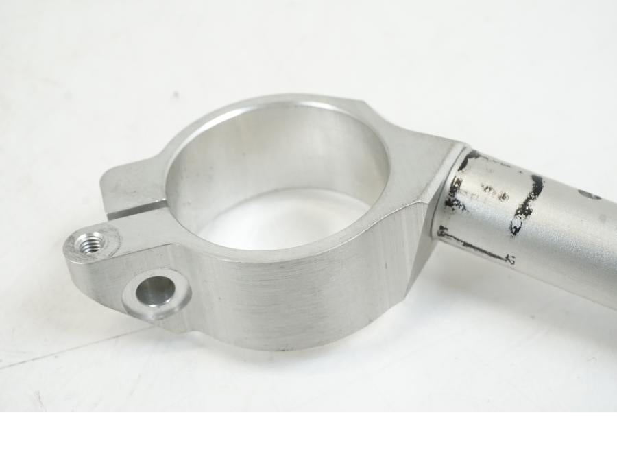 Baksidan på Styre från en Yamaha YZF R7 -2022 motorcykel.