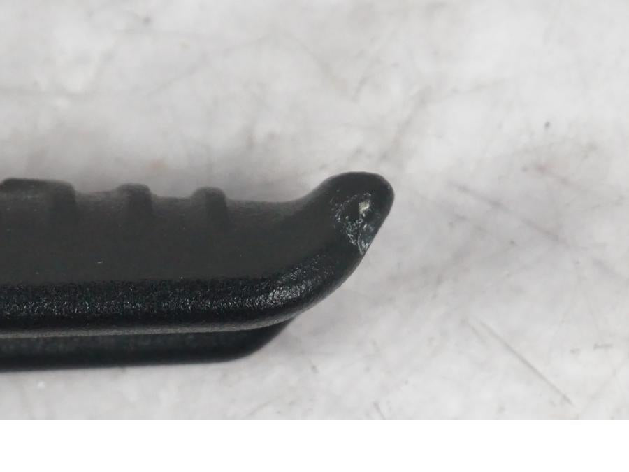 Höger sida på Fotpinne från en KTM 1290 Super Duke R -2022 motorcykel.