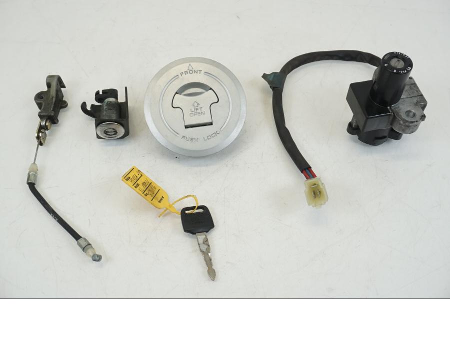 Framsidan på Låssats från en Honda XL 1000 V -1999 motorcykel.