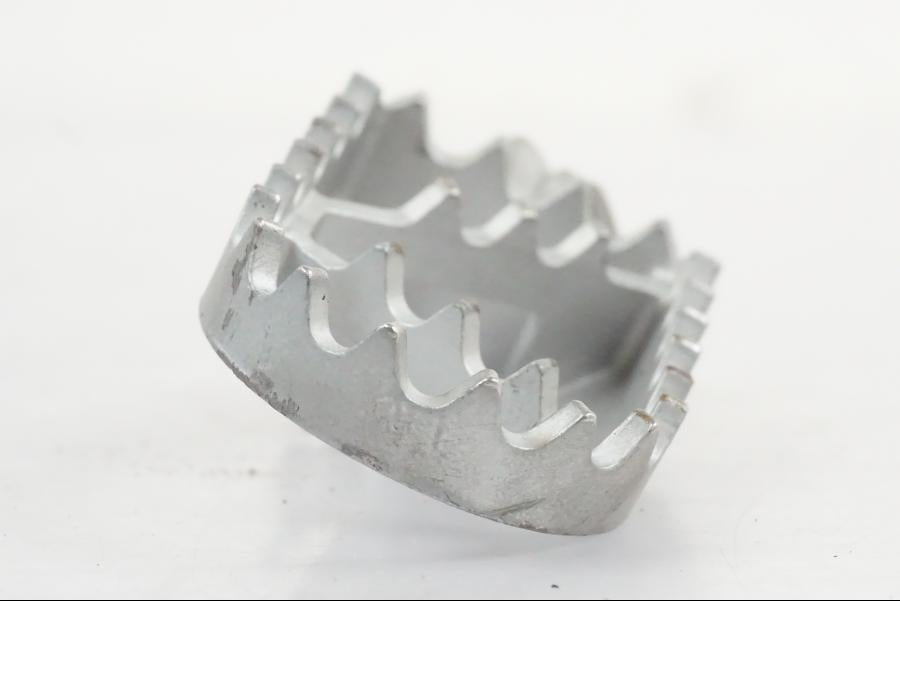 Vänster sida på Fotpinne från en KTM 390 Adventure -2021 motorcykel.