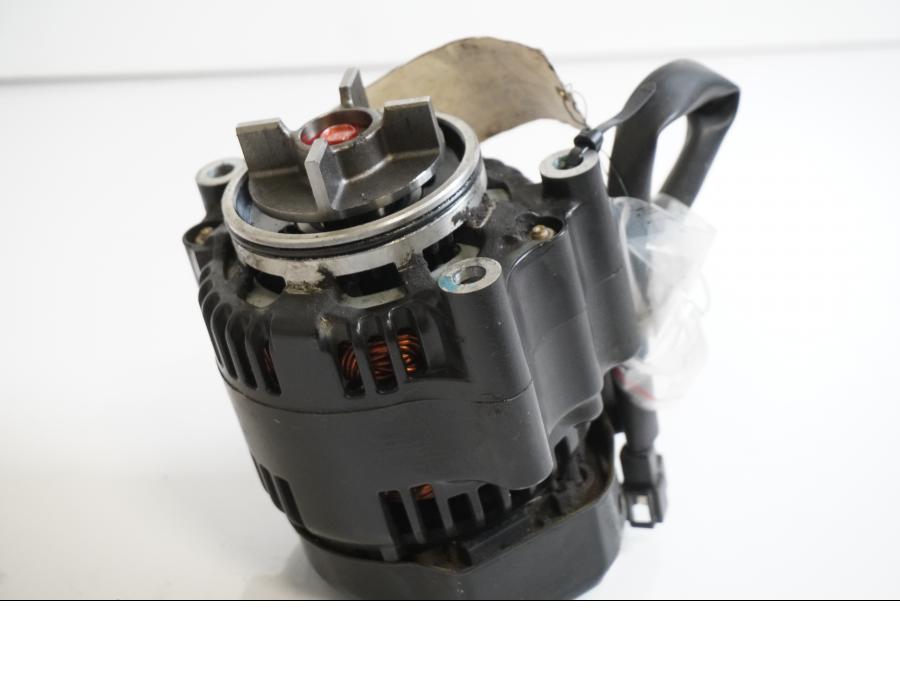 Framsidan på Generator från en Kawasaki ZZR 1200 -2002 motorcykel.