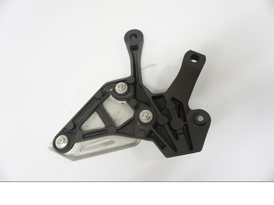 Baksidan på Fotpinnefäste från en Kawasaki Z 900 -2019 motorcykel.