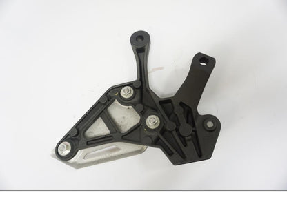 Baksidan på Fotpinnefäste från en Kawasaki Z 900 -2019 motorcykel.