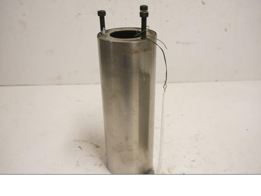 Framsidan på Gaffeldekorrör från en Yamaha XVS 650 -1999 motorcykel.