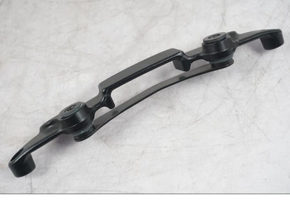 Baksidan på Bensintankfäste från en KTM 1290 Super Duke R -2022 motorcykel.