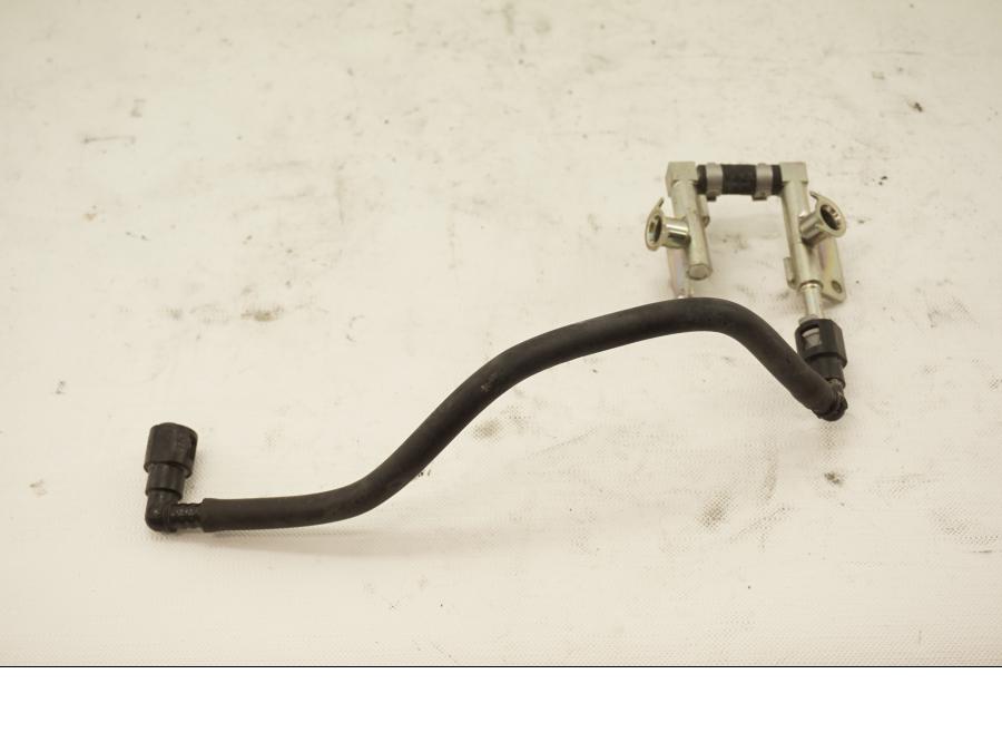 Baksidan på Fuel Rail från en Suzuki DL 1000 -2005 motorcykel.