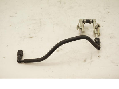 Baksidan på Fuel Rail från en Suzuki DL 1000 -2005 motorcykel.