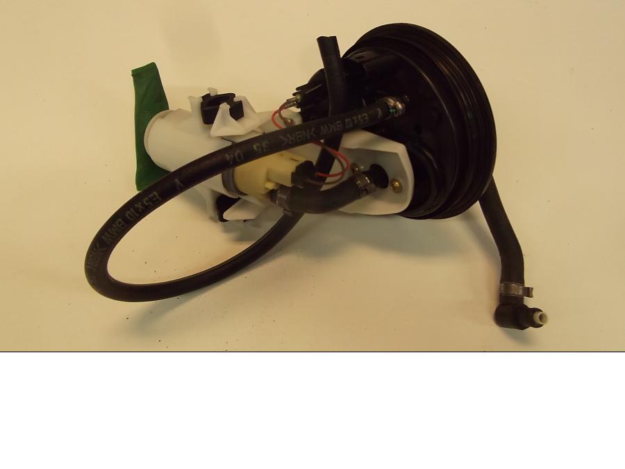 Baksidan på Bensinpump insprut från en BMW R 1200 ST -2005 motorcykel.