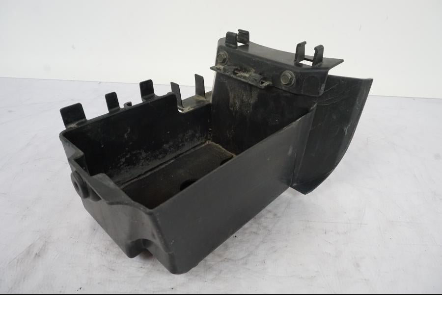 Framsidan på Batterihållare från en Kawasaki VN 1500 -2003 motorcykel.