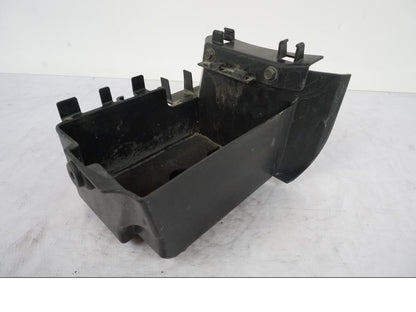 Framsidan på Batterihållare från en Kawasaki VN 1500 -2003 motorcykel.